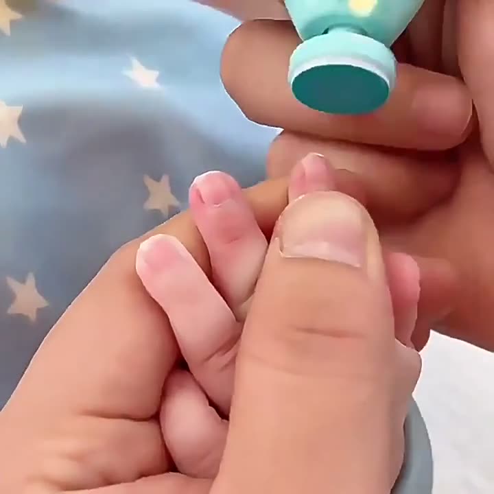 Coupe-ongles avec moteur de chargement